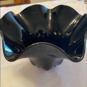 BLACK SCULPTURAL BOWL WITH DISTINCT PERSONALITY.